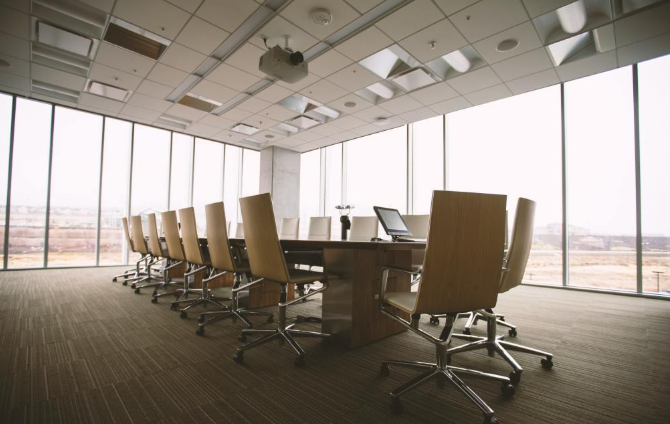 办公室装修会议室设计落地窗的优势与劣势分析