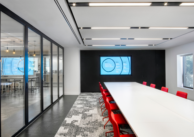 办公室会议室装修：红色与白色的魅力与挑战