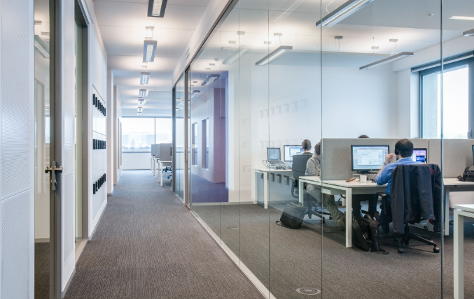 上海办公室装修走道墙壁用透明玻璃是否可以