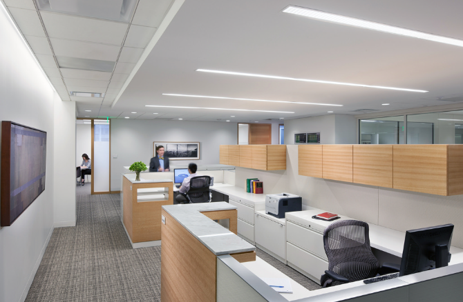 300平办公室装修中吸顶灯的选择