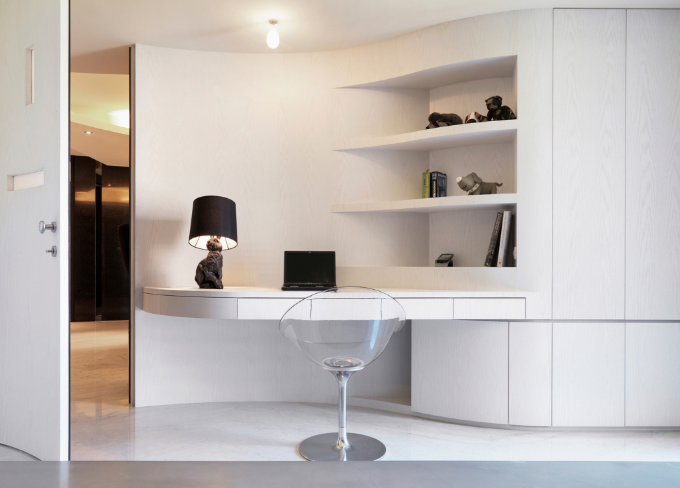 上海办公室装修是否可以选择玻璃桌子