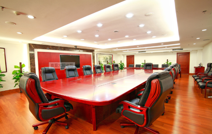 红色桌子在上海办公室装修中的会议室中的应用与优劣