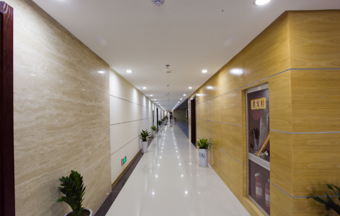 上海办公室装修中办公桌上不宜有带尖角物品的原因