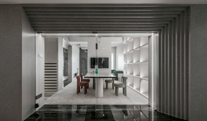 浅色系实木书柜在办公室装修设计中的魅力