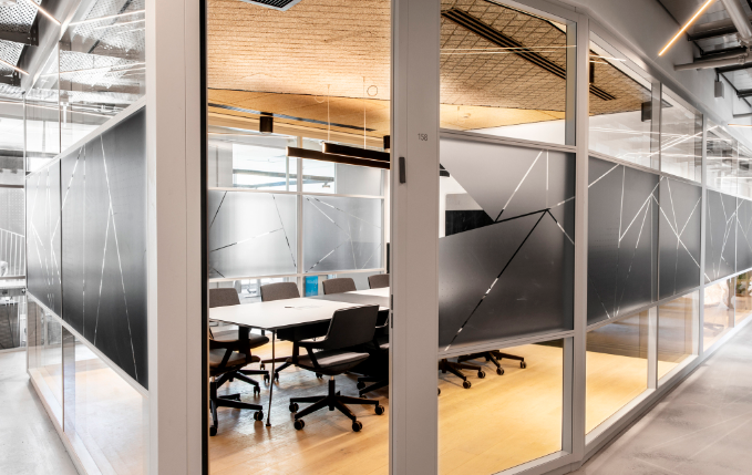 上海办公室装修设计如何选择合适的玻璃隔断