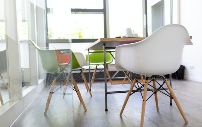 上海办公室装修选择白色凳子是否可以