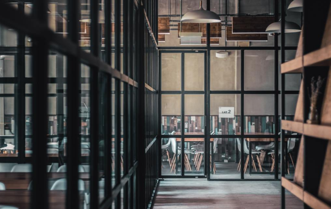 上海办公室装修是否需要大班台