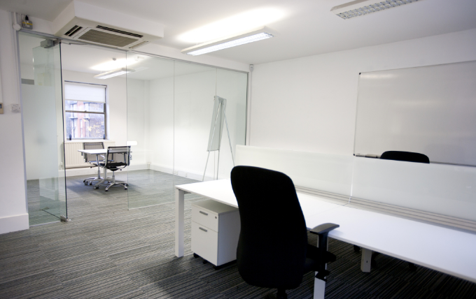 办公室装修设计是否需要实木会议桌