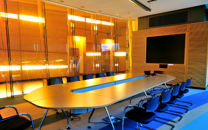 办公室装修设计选择白色人造板办公桌的智慧之道