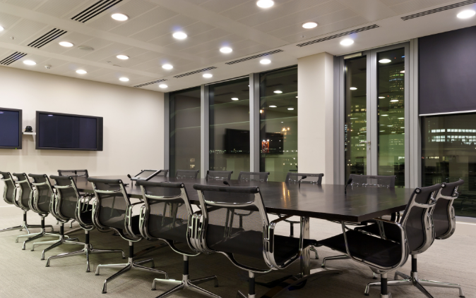 办公室装修设计选择人造板办公桌是否好看