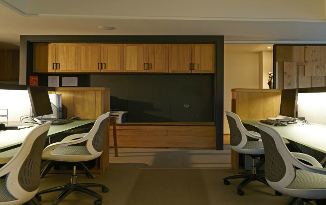 上海办公室装修设计:木质踢脚线,打造温馨雅致办公空间