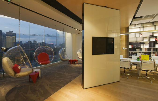 办公室装修设计：浅灰色储物柜，简约而不失高级感