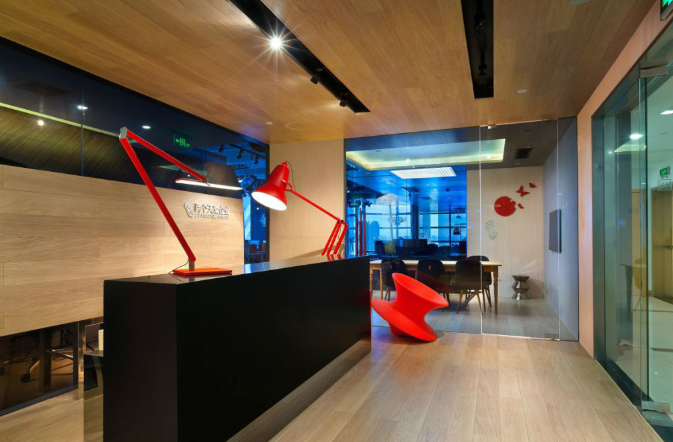 深蓝色文件柜：办公室装修设计的低调奢华之选