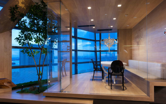 深棕色木柜子，打造办公室装修装修新风尚！