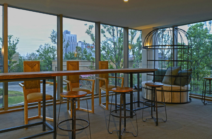 上海办公室装修设计：智能台灯点亮高效工作新体验