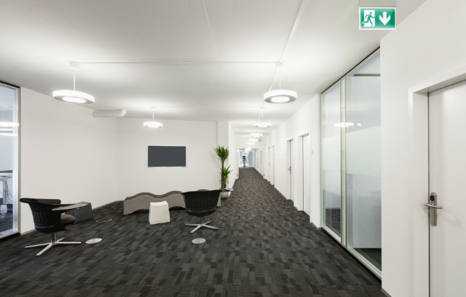 上海办公室装修设计选择实木阅览柜的必要性