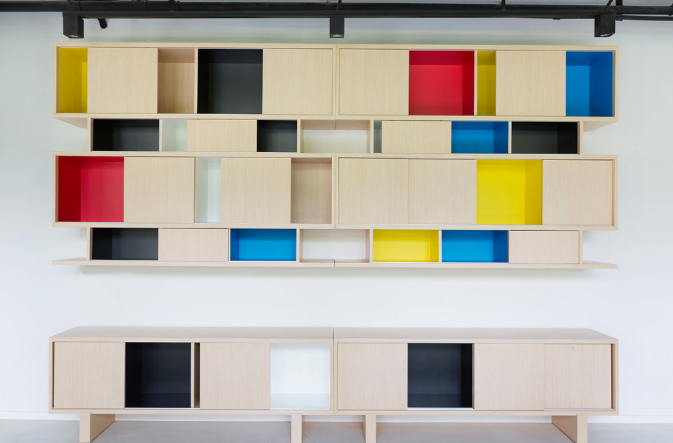 上海办公室装修设计：木质办公桌的巧妙运用