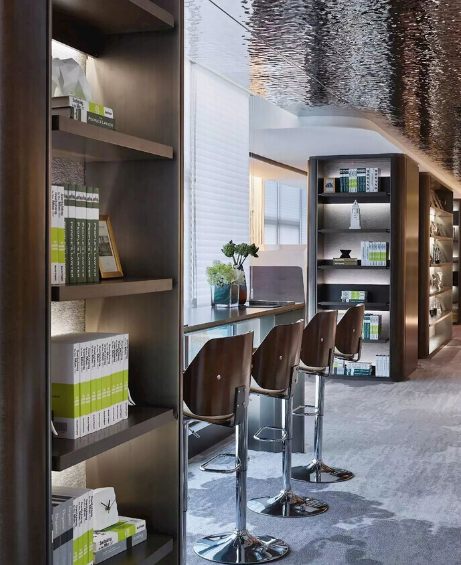 上海办公室装修设计：水波纹不锈钢如何演绎现代美学