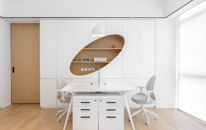 上海办公室装修设计：红色工矿吊灯如何成为焦点？